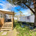 Terrasse en bois et jardin ombragé dans le Mobil-home 6 personnes Camping 4 etoiles