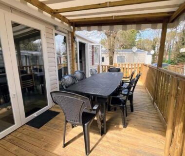 Terrasse en bois avec table et chaises du mobil-home 6 personnes Camping 4 etoiles