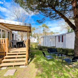 Terrasse en bois et jardin ombragé dans le Mobil-home 6 personnes Camping 4 etoiles