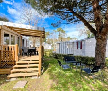 Terrasse en bois et jardin ombragé dans le Mobil-home 6 personnes Camping 4 etoiles
