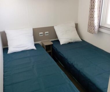 Chambre avec deux lits simples dans le mobil-home 6 personnes Camping 4 etoiles