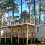 Terrasse couverte sur pilotis au Mobil home 6 personnes Camping SIBLU le Bois de Bayadène