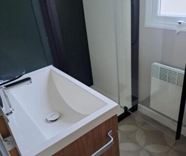 Salle de bains avec lavabo et cabine de douche du Mobil home 6 personnes Camping SIBLU le Bois de Bayadène