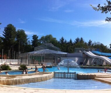 Piscine extérieure avec toboggans au Mobil home 6 personnes Camping SIBLU le Bois de Bayadène