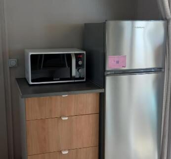 Cuisine compacte avec réfrigérateur et micro-ondes dans le mobil home 6 personnes Camping SIBLU le Bois de Bayadène