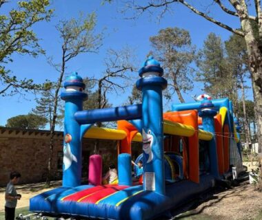 Aire de jeux gonflable sous les arbres au Mobil home 6 personnes Camping SIBLU le Bois de Bayadène