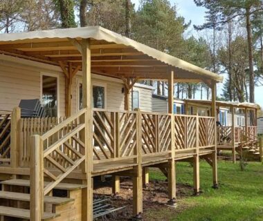 Terrasse en bois et escalier sur emplacement boisé du Mobil home 6 personnes Camping SIBLU le Bois de Bayadène