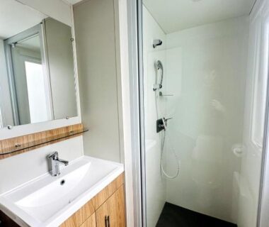 Salle de bain avec douche et lavabo du mobil-home 6 personnes climatisé Camping Mar Estang