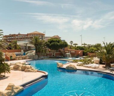 Piscine extérieure bordée de palmiers au mobil-home 6 personnes du Camping Mar Estang