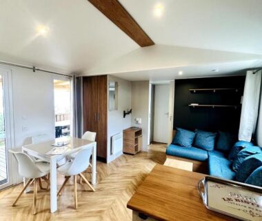 Salon et coin repas lumineux dans le Mobil-home 6 personnes Camping Mar Estang