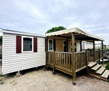Terrasse en bois couverte devant l'hébergement au Mobil-home 6 personnes Clim Camping Mar Estang