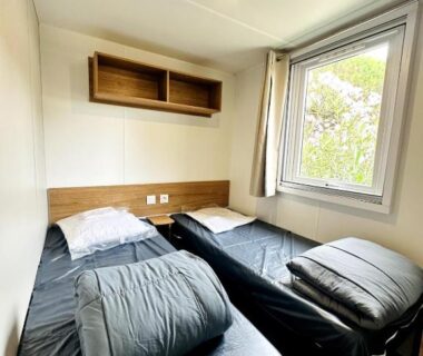 Chambre avec deux lits simples dans le mobil-home 6 personnes Camping Mar Estang