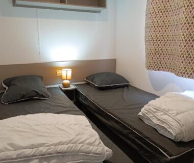 Chambre avec deux lits simples dans le Mobil home 6 personnes Mer et Pins