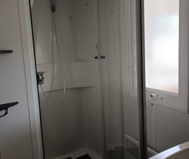 Cabine de douche et lavabo dans le Mobil home 6 personnes Mer et Pins