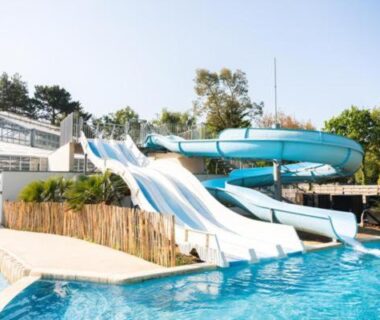 Piscine extérieure avec toboggans aquatiques au Mobil home 6 personnes Mer et Pins