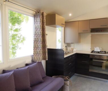 Salon et kitchenette lumineuse dans le mobil home 6 personnes Mer et Pins