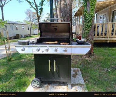 Devant le mobil home barbecue sur dalle du Mobil home 6 personnes Mer et Pins