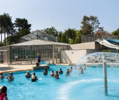 Piscine extérieure avec toboggan et fontaine au Mobil home 6 personnes Mer et Pins
