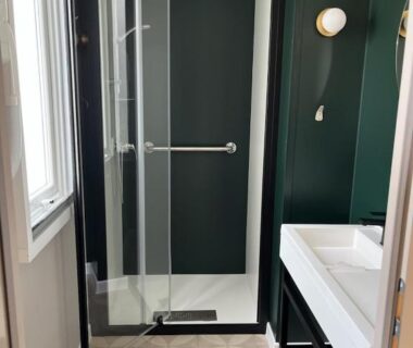 Salle de bain avec douche vitrée dans le mobil home 6 personnes à 400m de la mer