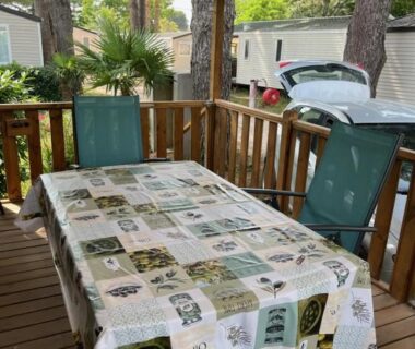 Terrasse couverte avec table et chaises du Mobil home 6 personnes à 400m de la mer