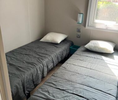Chambre avec deux lits simples dans le mobil home 6 personnes à 400m de la mer