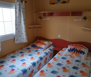 Chambre avec deux lits simples dans le mobil home 6 personnes climatisation Sainte Croix du Verdon Gorges du Verdon