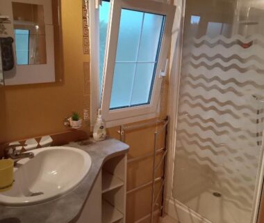 Salle de bain avec douche et lavabo dans le mobil home 6 personnes climatisation Sainte Croix du Verdon
