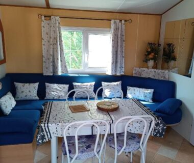 Séjour avec canapé et table dans le Mobil home 6 personnes climatisation Sainte Croix du Verdon Gorges du Verdon