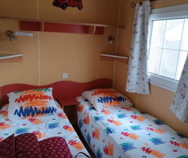 Intérieur chambre avec deux lits et fenêtre dans le Mobil home 6 personnes climatisation Sainte Croix du Verdon