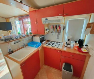 Cuisine équipée dans le mobil home 6 personnes climatisation Sainte Croix du Verdon Gorges du Verdon