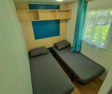 Chambre avec deux lits simples et fenêtre dans le Mobil-home 6 personnes climatisé le Miami zen