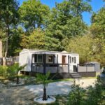 Terrasse de mobil-home dans un cadre boisé du Mobil-home 6 personnes climatisé le Miami zen