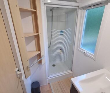 Salle de bain avec cabine de douche et lavabo dans le mobil-home le Miami zen