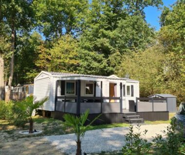 Terrasse de mobil-home dans un cadre boisé du Mobil-home 6 personnes climatisé le Miami zen
