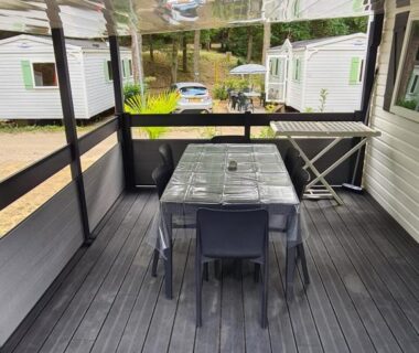 Terrasse couverte avec table et chaises du mobil-home 6 personnes climatisé le Miami zen