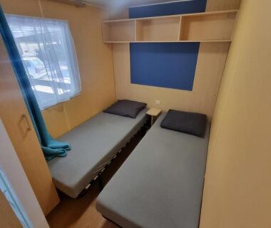 Chambre avec deux lits simples dans le mobil-home 6 personnes climatisé le Miami zen