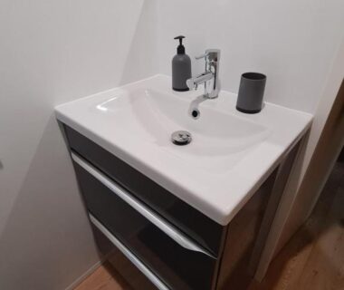 Salle d'eau avec lavabo meuble et miroir dans le mobil-home 6 personnes climatisé le Miami zen