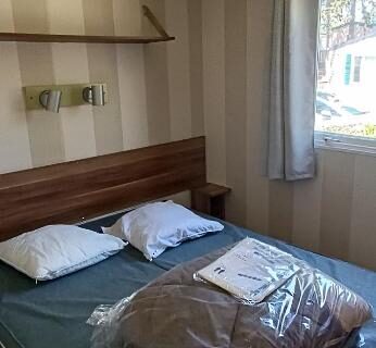 Intérieur chambre avec lit double dans le mobil home 6 personnes confort Océan climatisé camping Agde