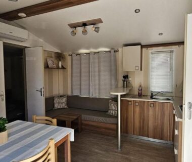 Salon et kitchenette dans le mobil home 6 personnes confort Océan climatisé camping avec piscine Agde