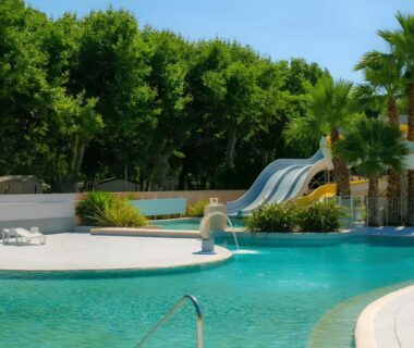 Piscine avec toboggans et transats au Mobil home 6 personnes confort Océan climatisé camping avec piscine Agde