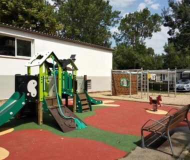 Aire de jeux avec toboggans et bancs au Mobil home 6 personnes confort Océan climatisé camping avec piscine Agde