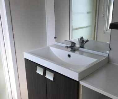 Lavabo et meuble de salle de bains dans le mobil home 6 personnes du camping 5 étoiles