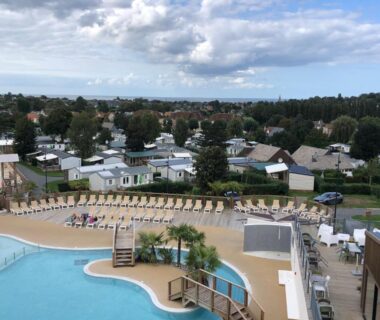 Piscine extérieure et chaises longues du mobil home 6 personnes dans camping 5*