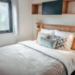 Chambre avec lit double et fenêtre dans le Mobil home 6 personnes premium