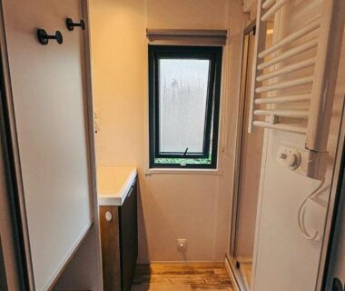 Salle de bain avec douche lavabo et sèche serviettes dans le Mobil home 6 personnes premium
