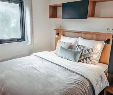 Chambre avec lit double et fenêtre dans le Mobil home 6 personnes premium