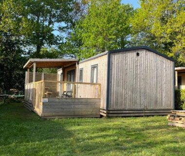 Sur la pelouse mobil home en bois avec terrasse du Mobil home 6 personnes premium