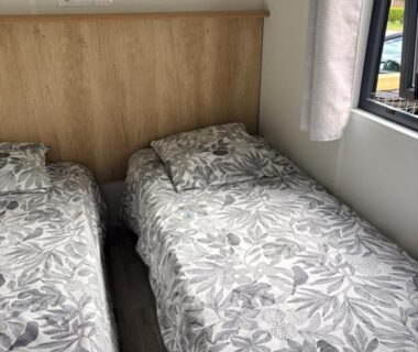 Chambre avec deux lits simples dans le Mobil home 6 personnes premium