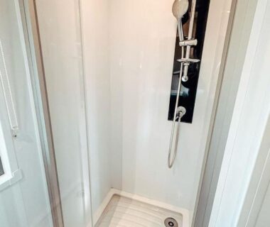 Cabine de douche compacte dans le Mobil home 6 personnes premium