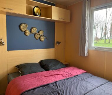 Chambre avec lit et fenêtre dans le mobil home 6 personnes – puy du fou